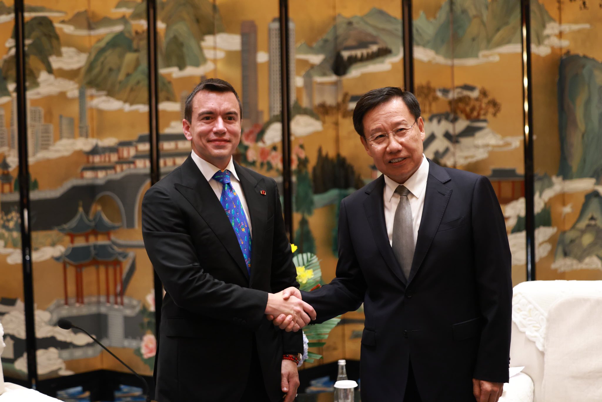 China: Ecuador impulsa en Sichuan negocios con banano, camarón, cacao y café