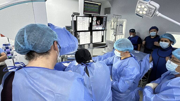 Hospital Eugenio Espejo implanta primer marcapasos sin cables