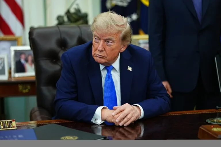 Trump anuncia aranceles del 50 % a vehículos y acero de Canadá