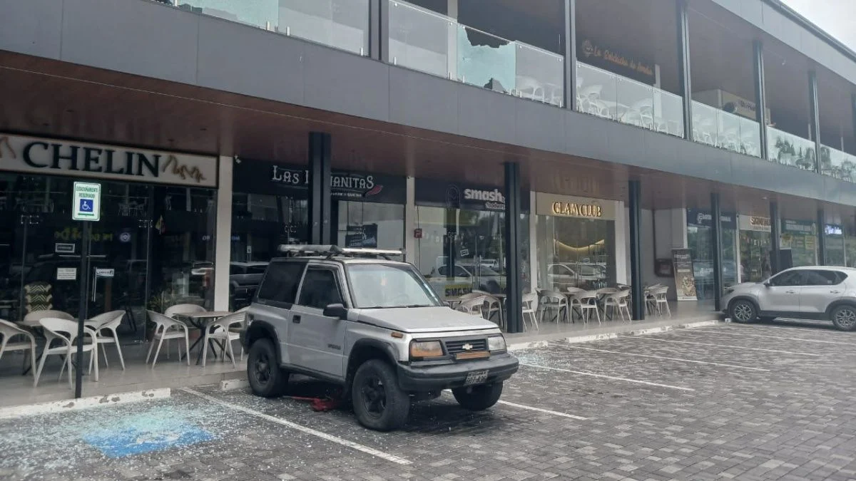 Hombre es baleado en plaza comercial en Daule