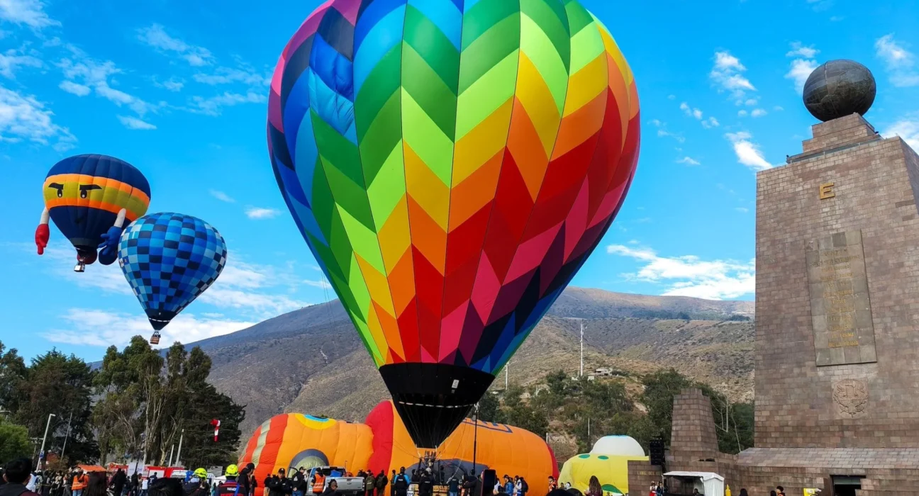 Festival del Globo llena de color la Mitad del Mundo
