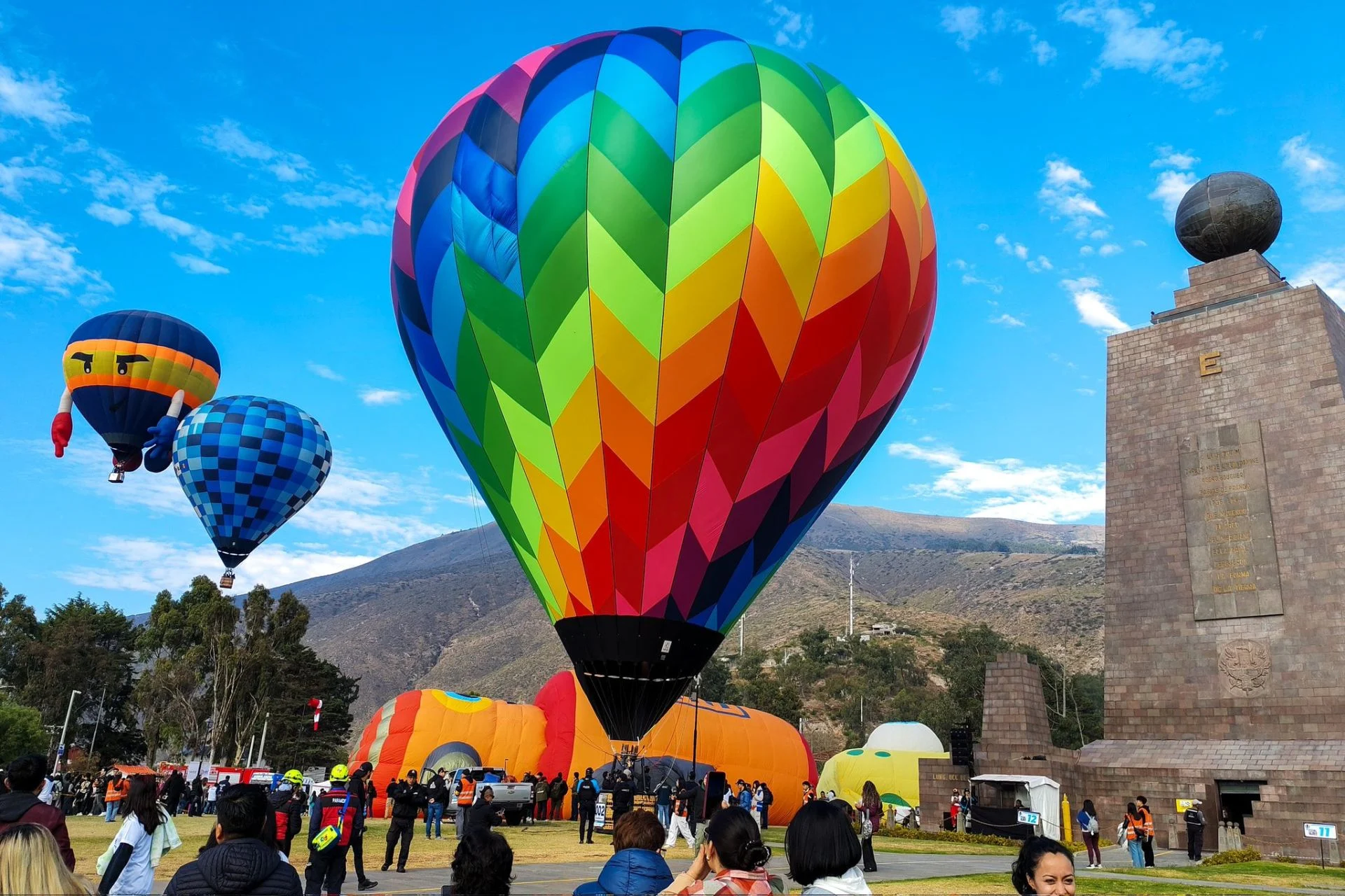 Festival del Globo llena de color la Mitad del Mundo