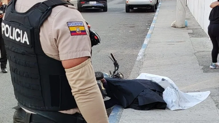 Hombre es asesinado afuera de escuela en Manta