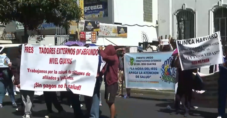 Protestan prestadores externos del IESS por falta de pagos