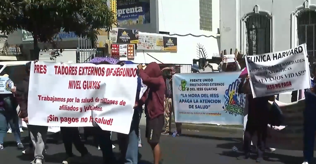 Protestan prestadores externos del IESS por falta de pagos