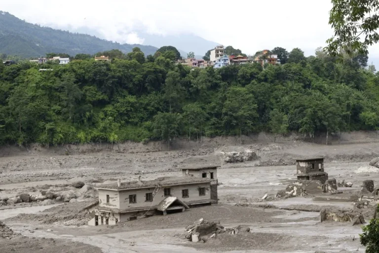 Ascienden a más de 100 los muertos tras deslave en Nepal