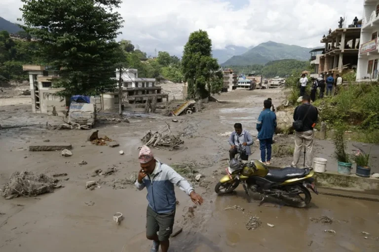 Fuertes inundaciones en Nepal dejan 55 muertos y 403 desaparecidos