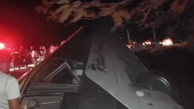 Cinco muertos y 12 heridos tras volcamiento de bus en Puerto Inca