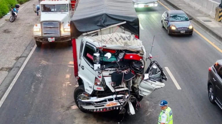 Un muerto tras choque frontal entre camión y tráiler en Vía Perimetral