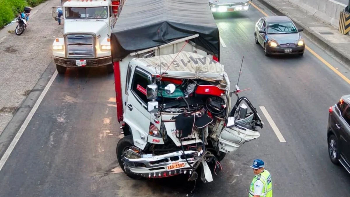 Un muerto tras choque frontal entre camión y tráiler en Vía Perimetral