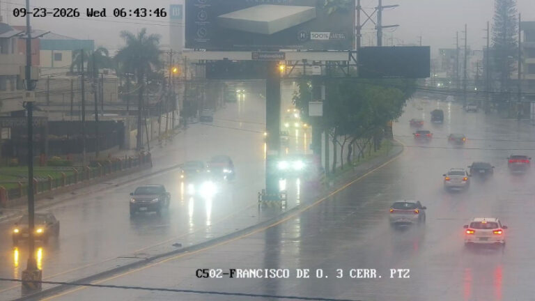 Intensas lluvias inundan varias calles de Guayaquil
