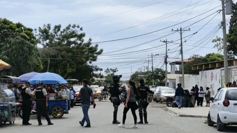 Balean a dos estudiantes afuera de colegio en Santa Elena