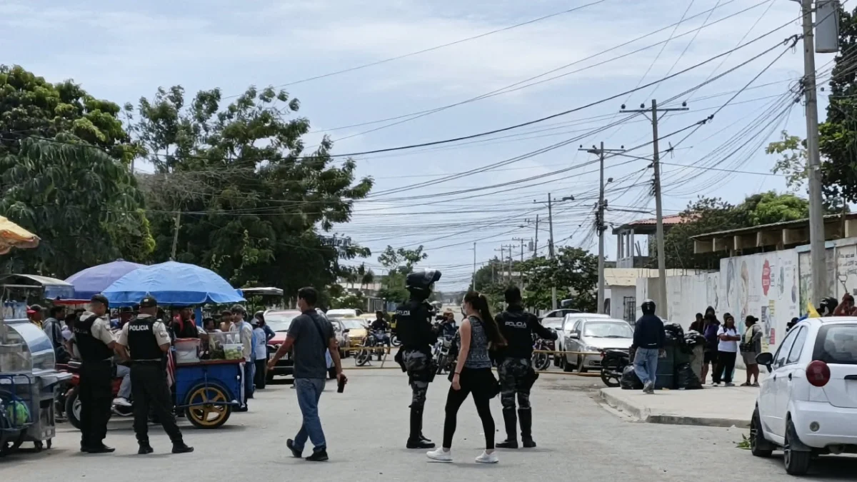 Balean a dos estudiantes afuera de colegio en Santa Elena