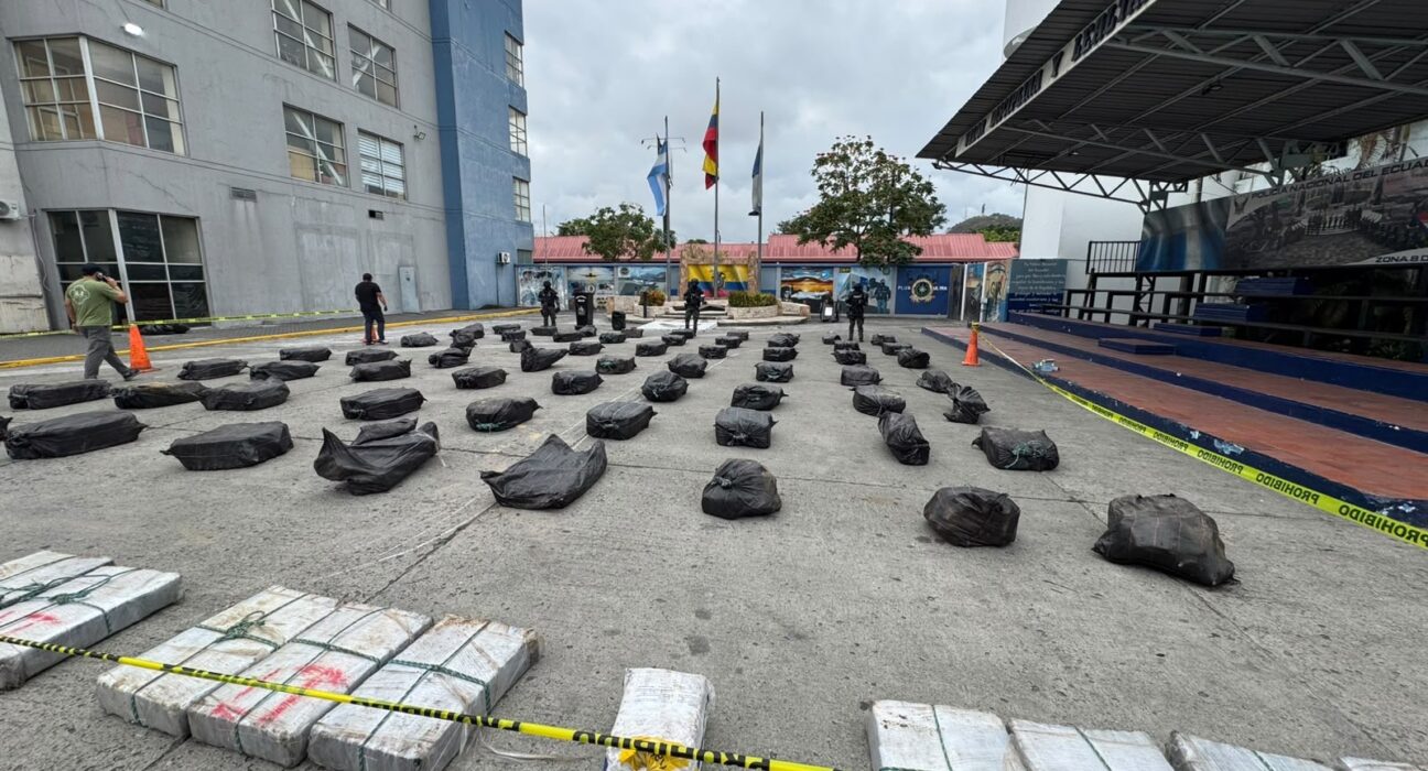 Comando Sur destaca incautación de 3,2 toneladas de cocaína en Ecuador