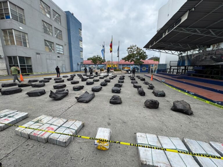 Comando Sur destaca incautación de 3,2 toneladas de cocaína en Ecuador