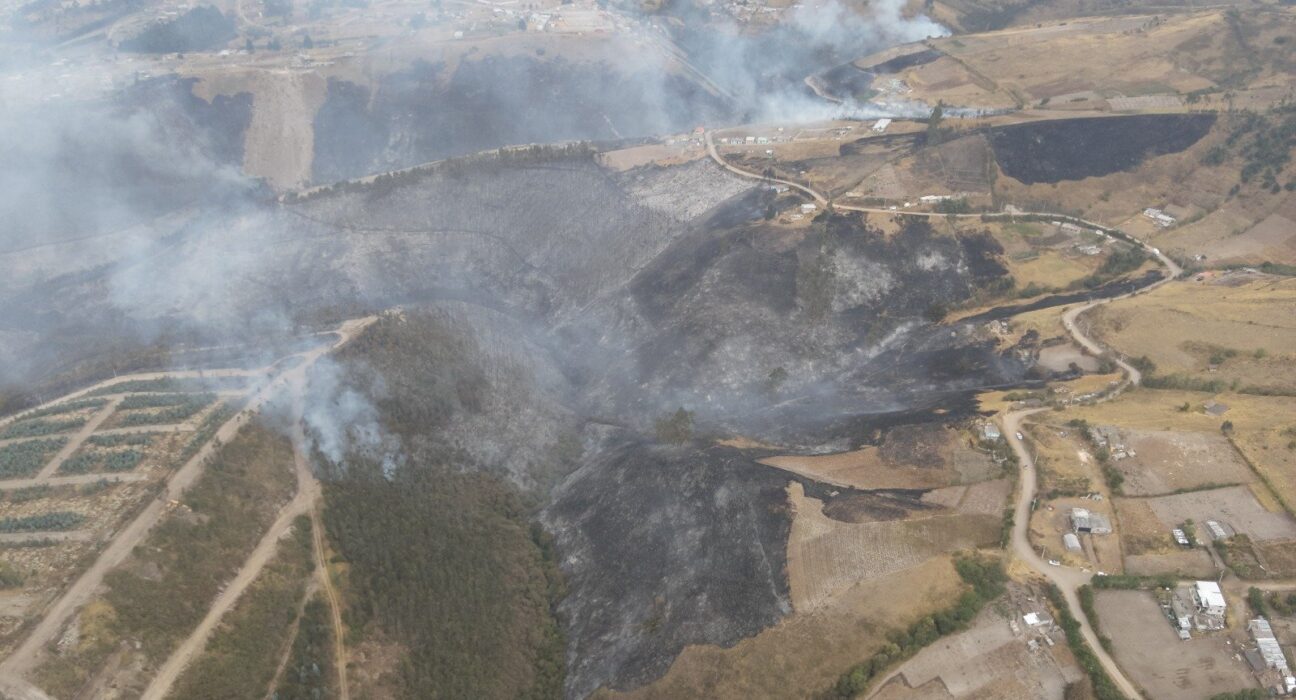 Incendios forestales generan grandes columnas de humo en Quito