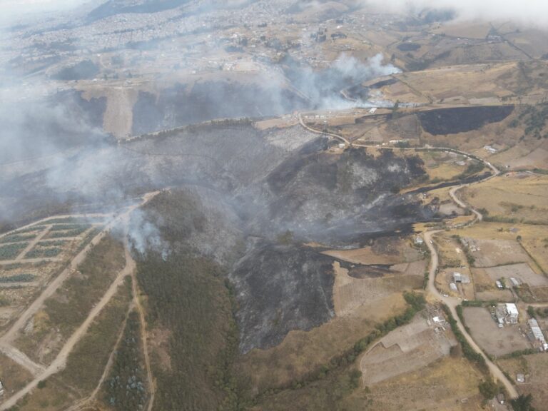 Incendios forestales generan grandes columnas de humo en Quito