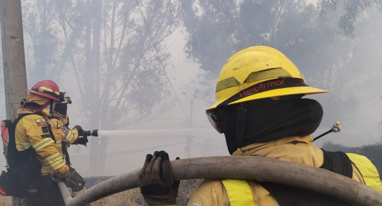 Quito: controlan incendio en La Vicentina