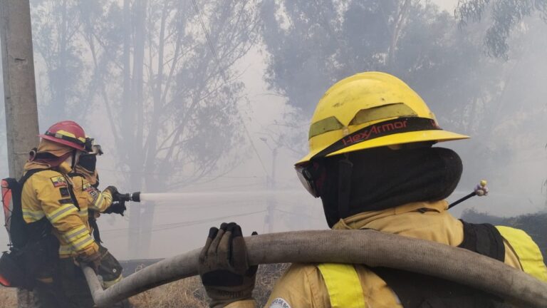 Quito: controlan incendio en La Vicentina