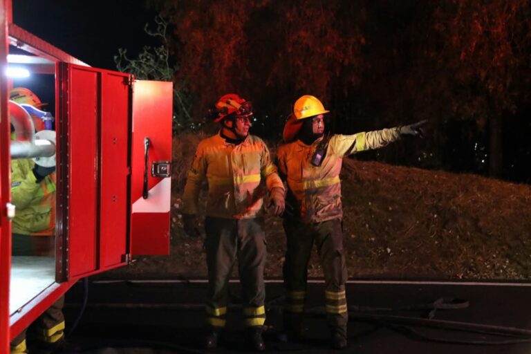 Controlan incendio en La Vicentina: Bomberos mantiene labores de enfriamiento