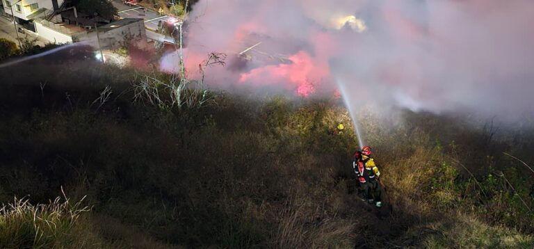 Quito: incendio en La Vicentina continúa activo y mantiene cierre vial