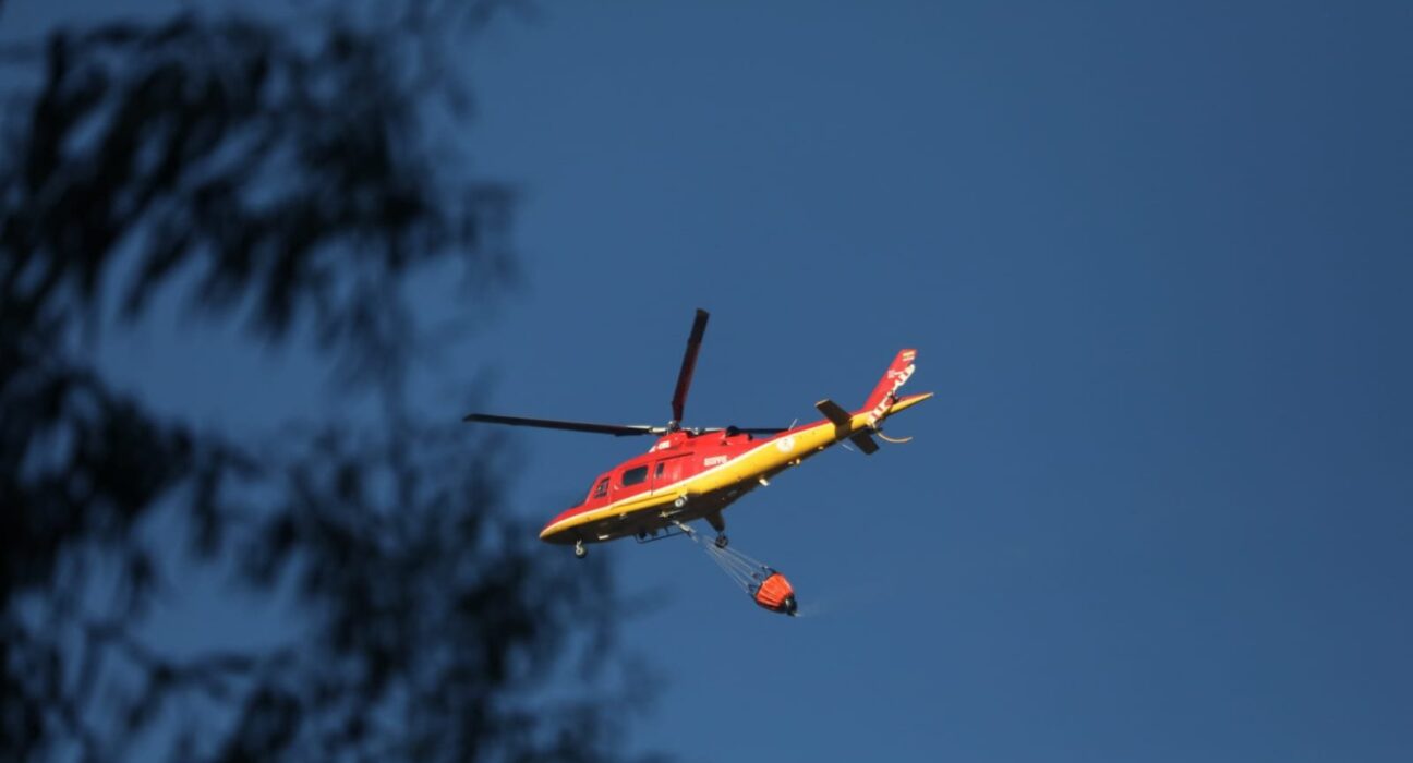 Incendio en Casitagua: Bomberos trabajan en puntos calientes
