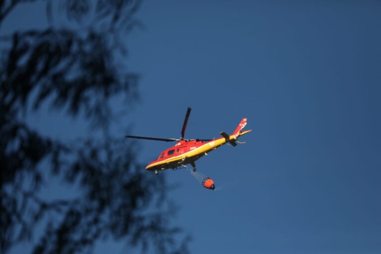 Incendio en Casitagua: Bomberos trabajan en puntos calientes