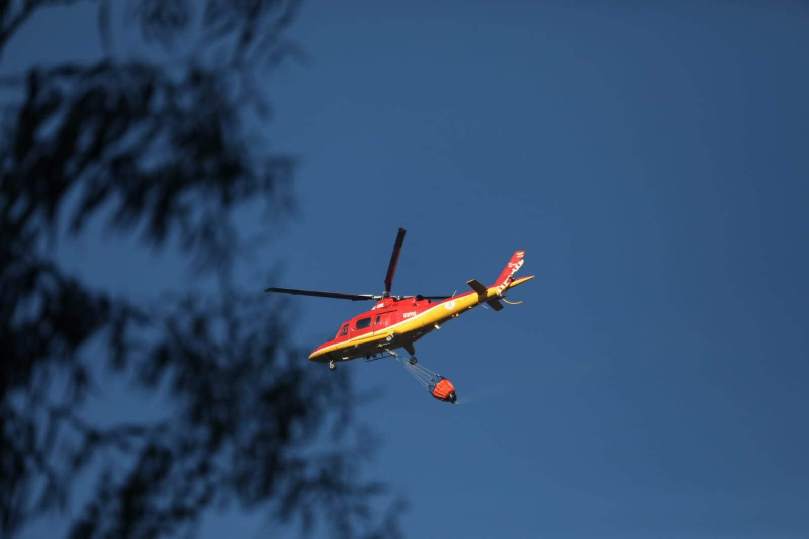 Incendio en Casitagua: Bomberos trabajan en puntos calientes