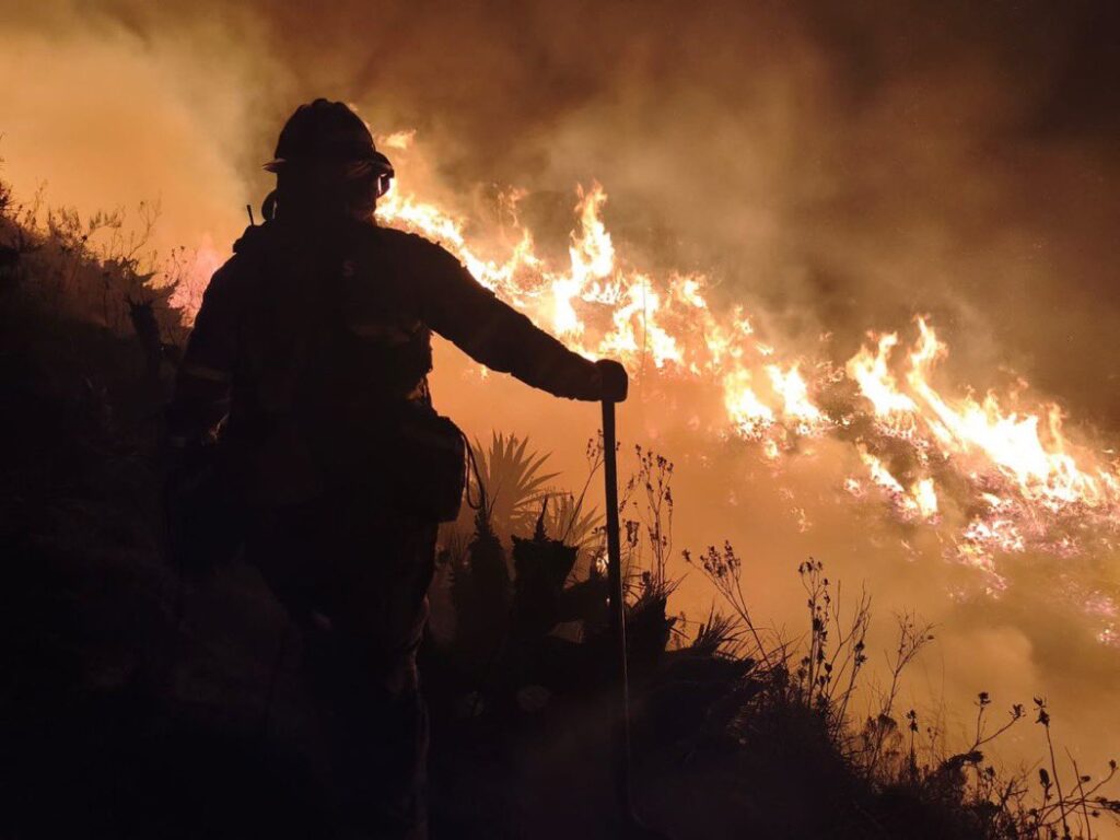 Incendio en Casitagua sigue activo y tres helicópteros combaten las llamas