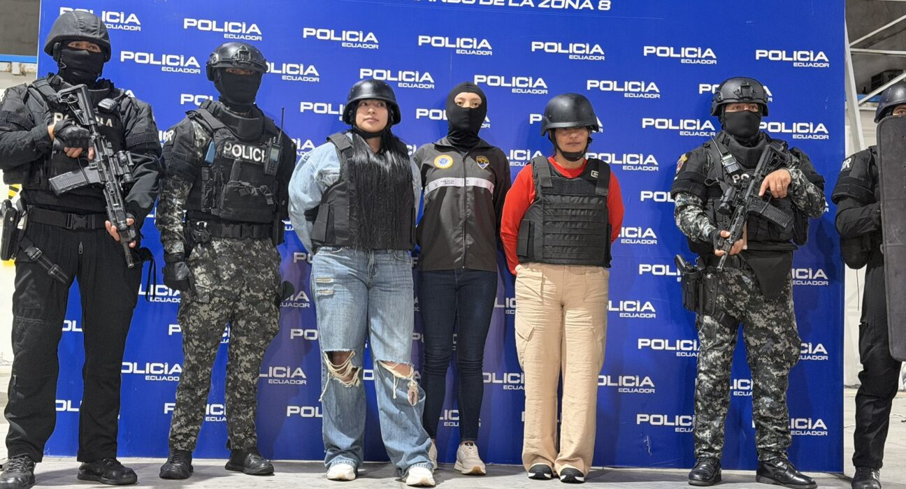Esposa e hija de alias ‘Fito’ llegan a Ecuador y serán trasladadas a La Roca