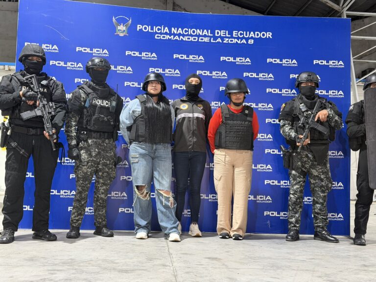 Esposa e hija de alias ‘Fito’ llegan a Ecuador y serán trasladadas a La Roca