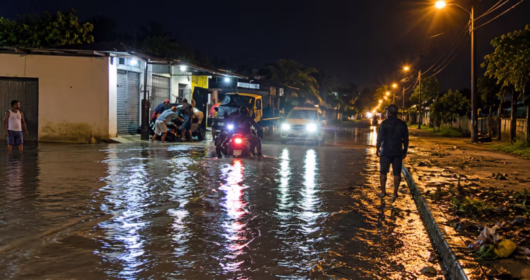 Desbordamiento del río Toquilla afecta más de 20 viviendas en Quinindé