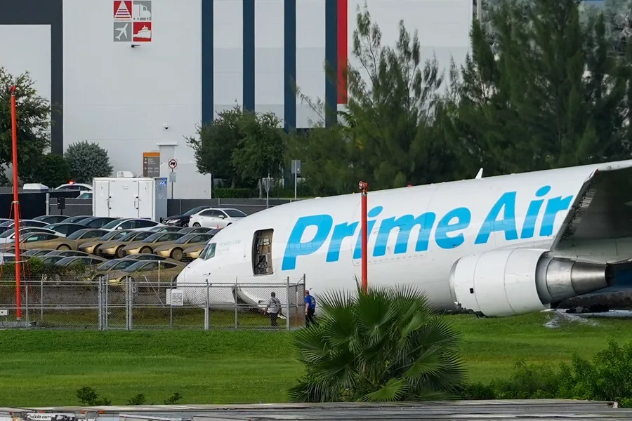 Avión de carga de Amazon se estrella en Miami y deja cinco muertos