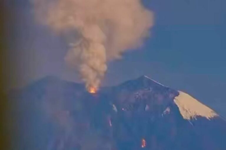 Volcán Sangay emite flujo piroclástico y ceniza podría llegar a Riobamba
