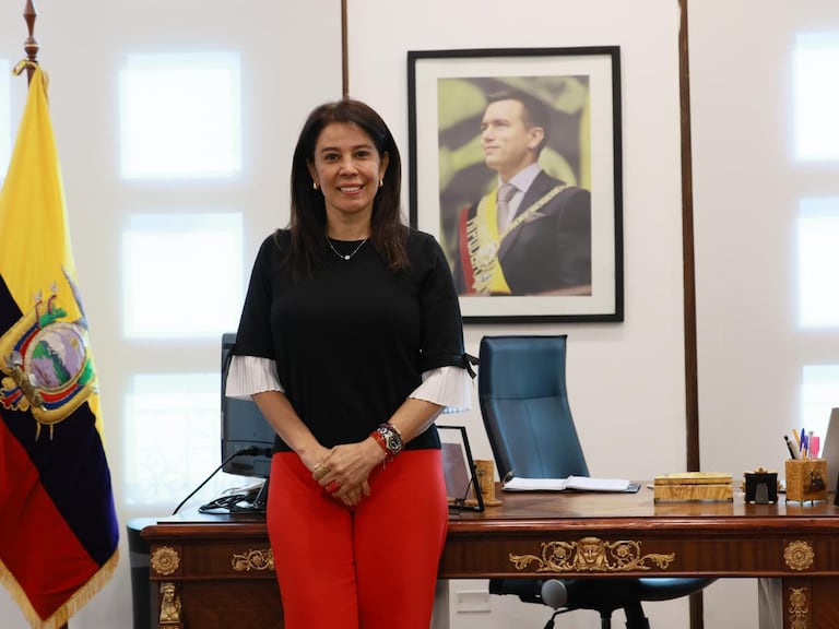 Cynthia Gellibert deja el Ministerio de Trabajo y asume la presidencia del IESS