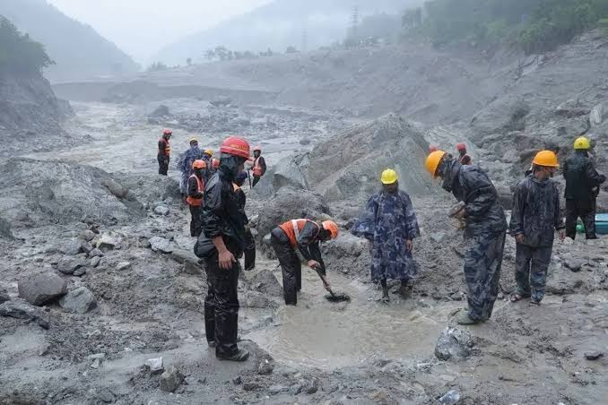 Nepal eleva a 1.355 los muertos por devastadora riada