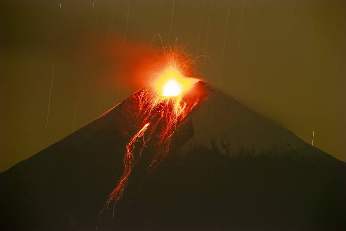 Geofísico alerta de posibles explosiones esporádicas en volcán Sangay