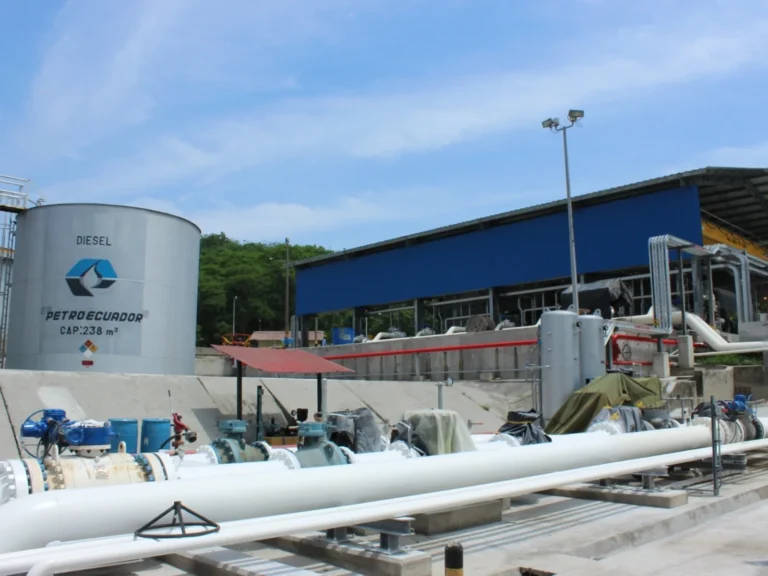 Petroecuador analiza refinar crudo en Perú