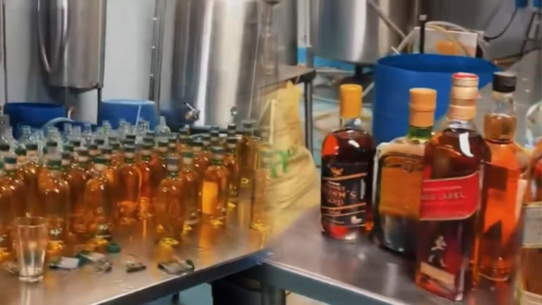Desmantelan fábrica clandestina de licor vinculada a Los Lobos en Quito