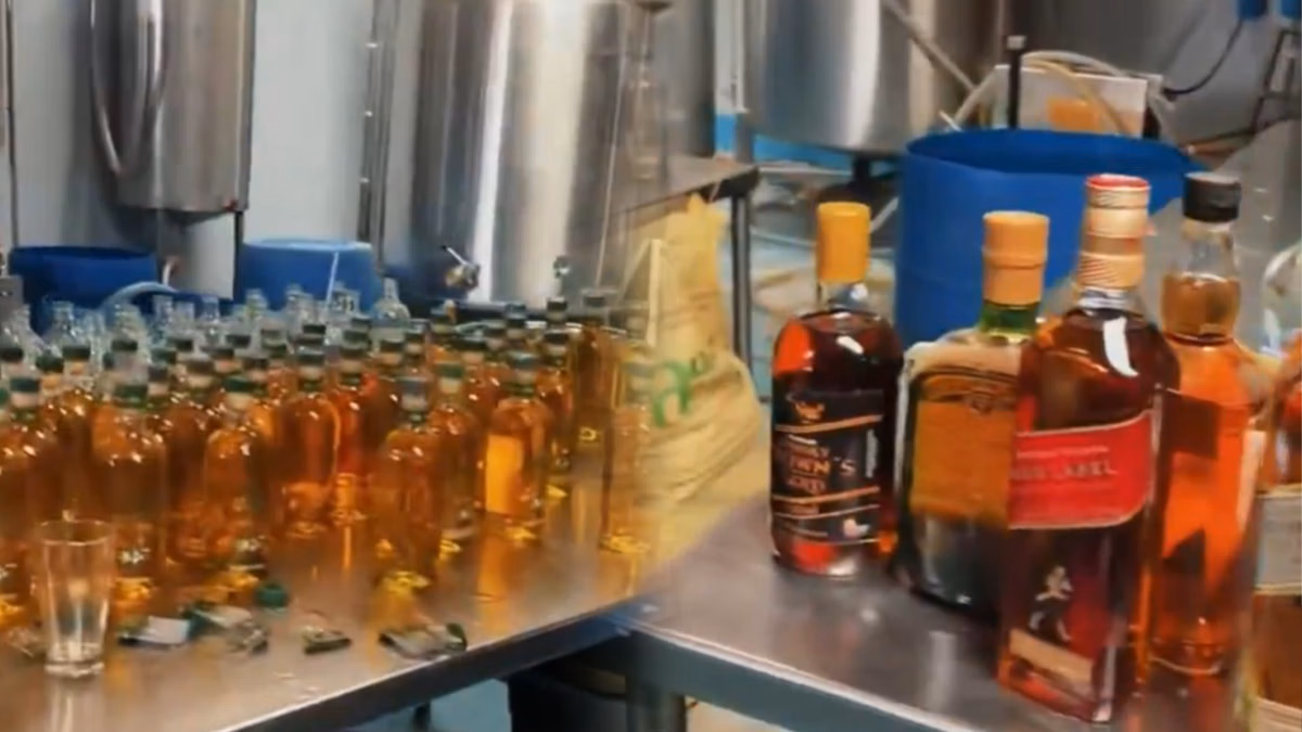 Desmantelan fábrica clandestina de licor vinculada a Los Lobos en Quito