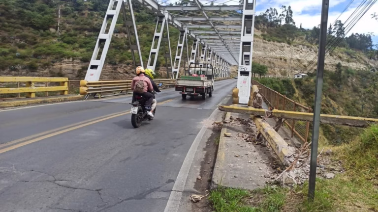 Rescatan un cuerpo bajo el puente del río Chiche en Quito