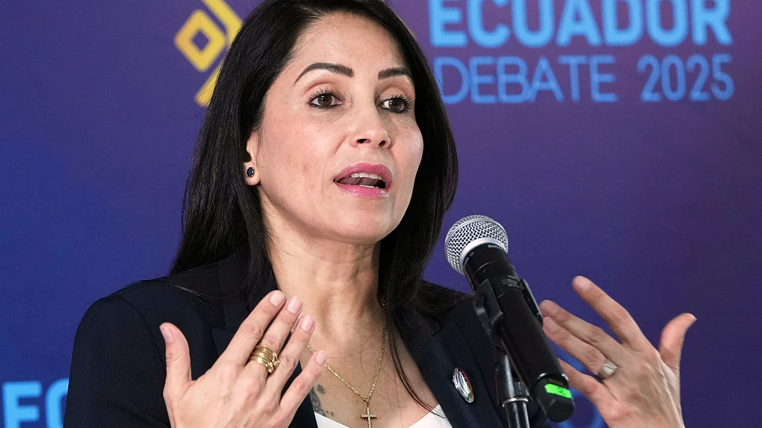 Luisa González denuncia persecución política y dice que enfrenta 19 procesos judiciales