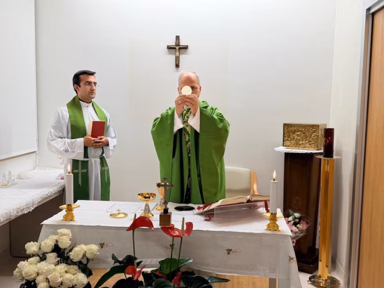 Papa León se recupera y oficia misa desde hospital tras operación