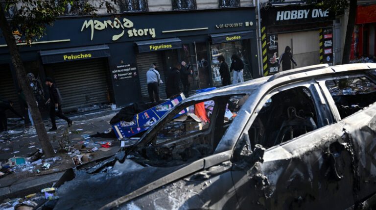 Francia anuncia toques de queda ante ola de disturbios en varias ciudades