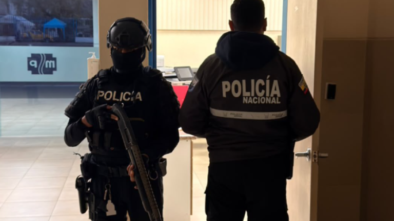 Allanan Hospital de Ambato por presuntos cobros de hasta USD 7.000 a cambio de puestos de trabajo