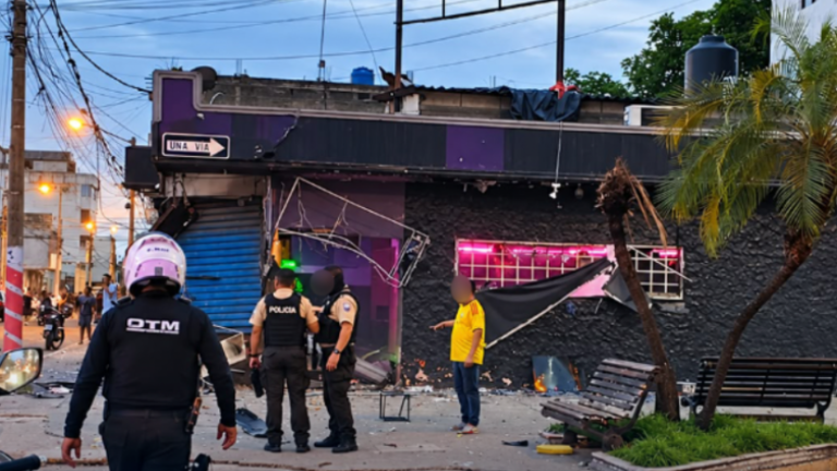 Ataque con explosivos destruye un bar en zona rosa de Machala