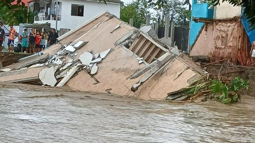 Vivienda de dos pisos colapsa por desbordamiento de un río en Santa Elena