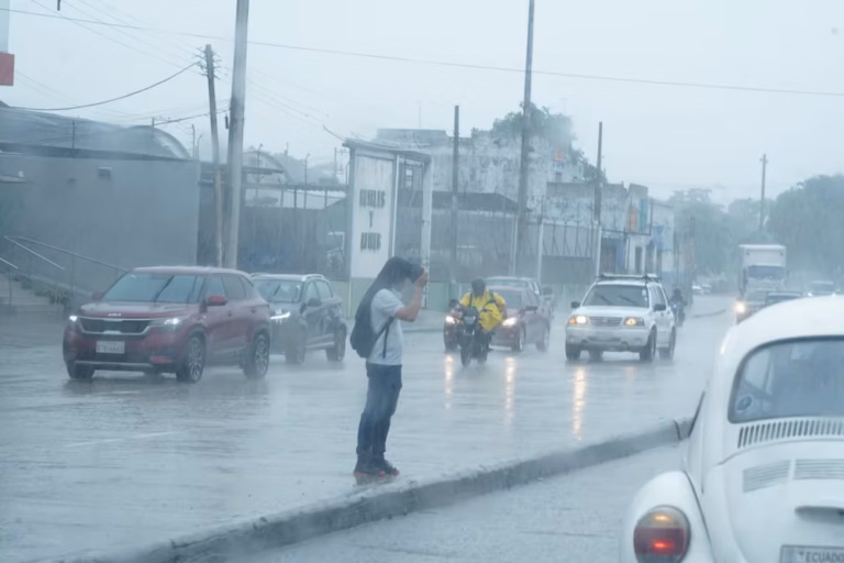 Suspenden clases presenciales en escuelas afectadas por lluvias