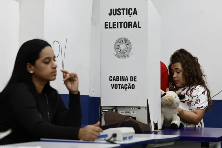Brasil cierra las urnas y comienza el escrutinio en una ajustada elección presidencial