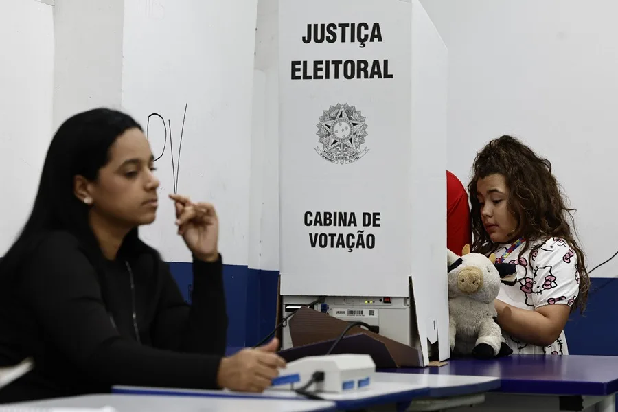Brasil cierra las urnas y comienza el escrutinio en una ajustada elección presidencial